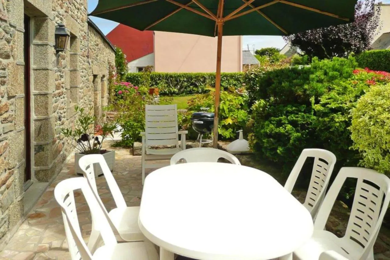 Holiday home Maison Confortable Proche De Ploudalmezeau Avec Jardin