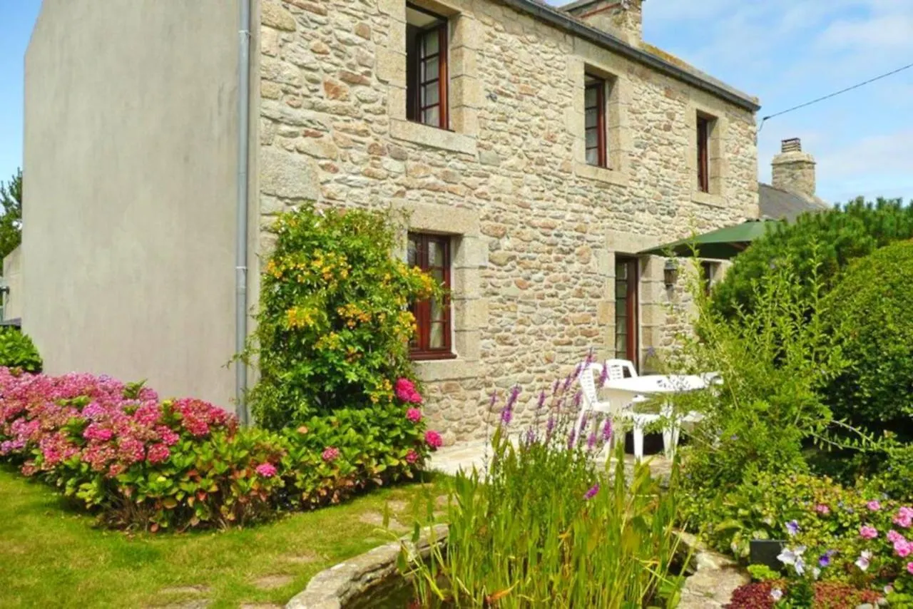Holiday home Maison Confortable Proche De Ploudalmezeau Avec Jardin