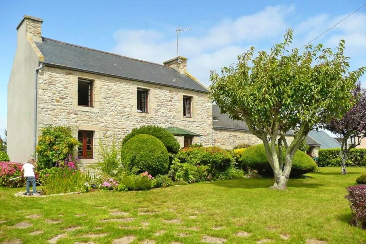 Maison Confortable Proche De Ploudalmezeau Avec Jardin Holiday home